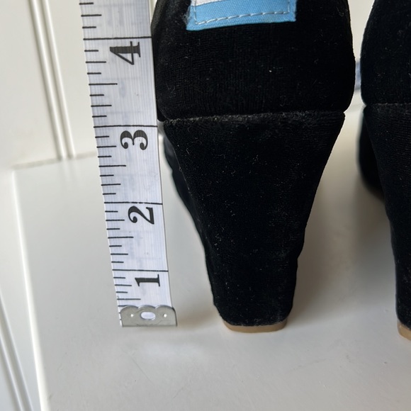 Toms Black Velvet Peep Toe Wedge Heels Slip On Sandals Size 9.5 - Picture 4 of 11